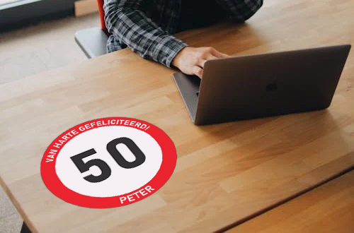 sticker 50 op een bureau